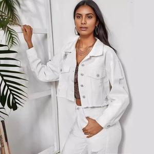 Set giacca di jeans bianca alla moda con dettagli strappati e orlo sfrangiato per donna