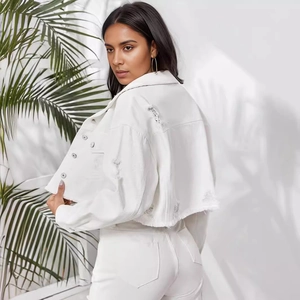 Giacca di jeans bianca da donna con orlo sfrangiato e vestibilità corta stile moderno