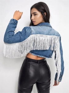 Dettaglio della giacca di jeans blu corta con frange argentate sul retro e maniche