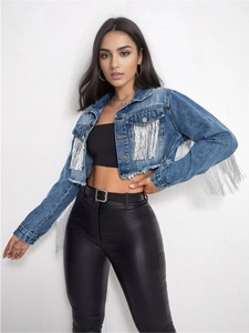 Dettaglio della giacca di jeans con frange argentate su maniche e tasche