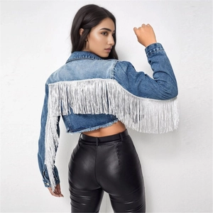 Giacca di jeans blu da donna con lunghe frange bianche su schiena e maniche