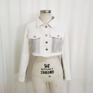 Dettaglio giacca di jeans bianca con frange argentate sulle maniche e orlo sfrangiato