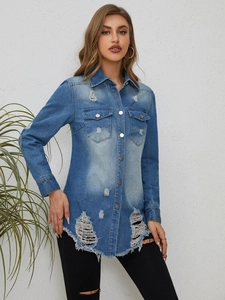 Vue detaillee de la veste en jean vintage avec des trous dechires et boutons en metal