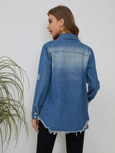 Détail d'une veste en jean bleu moyen avec manches déchirées et ourlet effiloché