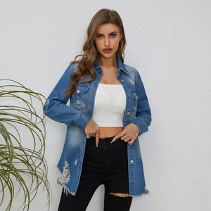 Veste en jean bleue pour femme avec détails déchirés et ourlet brut en coupe mi-longue