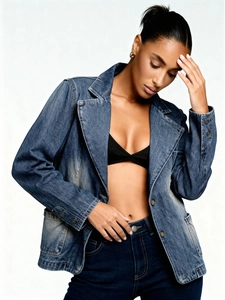 Détail d'un blazer en jean bleu vintage avec revers classique et texture délavée tendance