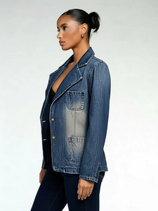 Vue détaillée d'un blazer en denim ajusté avec poches et boutons métalliques vintage