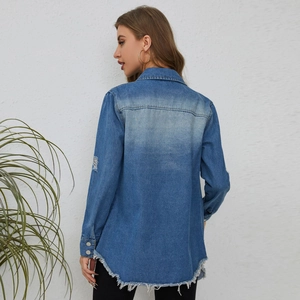 Veste en jean bleue pour femme avec détails déchirés et ourlet effiloché vue de dos