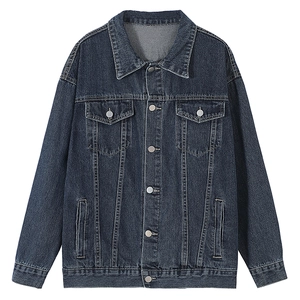 Giacca di jeans blu scuro ampia con bottoni metallici e tasche sul petto su sfondo bianco