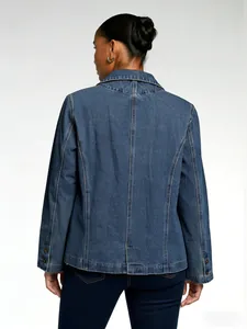 Vue arrière de veste en jean montrant coutures ajustées et poignets boutonnés