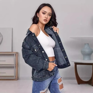 Giacca di jeans grigio lavato vintage da donna, vestibilità comoda con bottoni in metallo