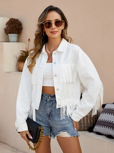 Dettaglio della giacca di jeans bianca con frange e bottoni in metallo lucido