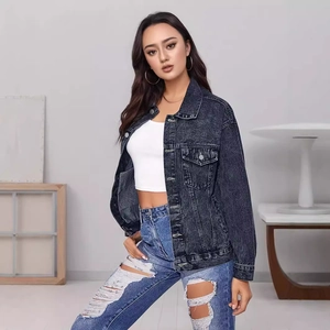 Giacca di jeans grigio scuro lavato da donna con tasche sul petto e un look stile street