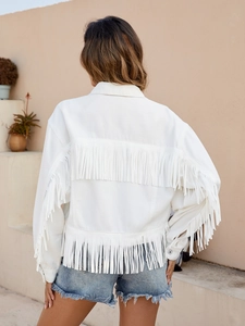 Vista posteriore dettagliata della giacca di jeans bianca con frange e pantaloncini blu