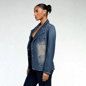 Blazer en jean bleu vintage pour femme avec délavage prononcé et boutons en métal