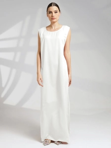 Détail d'une élégante robe longue sans manches en satin blanc soyeux avec un fini brillant