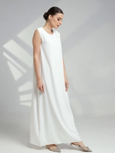 Vue latérale de la robe longue blanche sans manches avec col rond et silhouette fluide en A