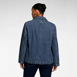Vue de dos d'une veste en jean bleu délavé pour femme avec surpiqûres verticales
