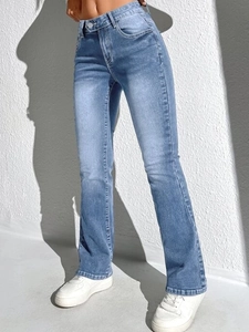 Détail du jean évasé à taille haute en délavage bleu clair avec design classique à 5 poches
