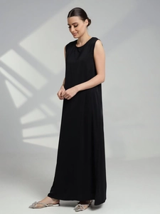 Robe longue noire sans manches au design minimaliste avec une silhouette épurée et élégante