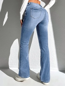 Vue arrière du jean évasé taille haute ajusté en denim délavé bleu clair uni