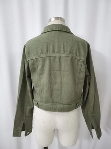 Rückansicht der kurzen armeefrünen Workwear-Jacke mit klassischem Kragen und Saumschnallen