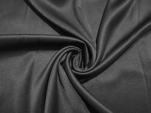 Gros plan de la robe noire sans manches montrant le tissu en maille gaufrée respirante