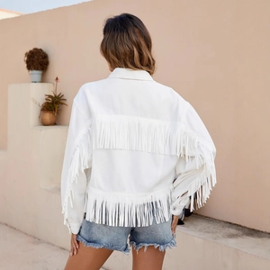 Giacca di jeans bianca da donna con lunghe frange su schiena e maniche, silhouette corta trendy