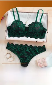 Détail d'un ensemble de lingerie en dentelle vert foncé avec broderies florales