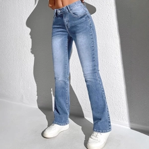 Jean évasé taille haute bleu clair pour femme avec une coupe ajustée et effet délavé