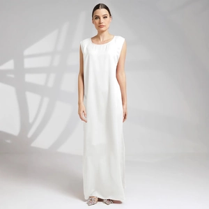 Élégante robe longue blanche sans manches en satin avec col rond et texture soyeuse