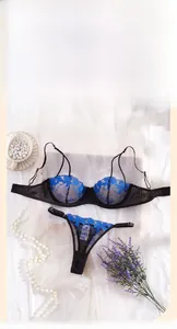 Vue à plat de l'ensemble de lingerie en dentelle bleue avec broderie et perles