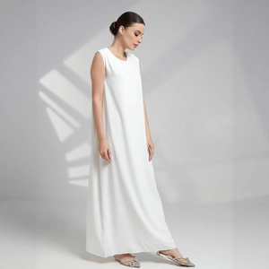 Robe longue blanche sans manches à col rond minimaliste en tissu léger et fluide