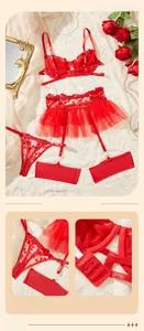 Dettaglio di lingerie rossa con ricamo a cuore e fibbie metalliche di alta qualità