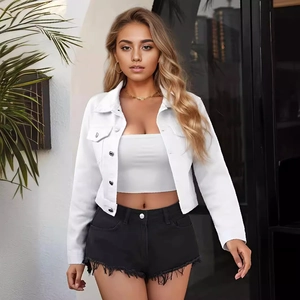 Klassische weiße kurze Damen-Jeansjacke mit Metallknöpfen und langen Ärmeln