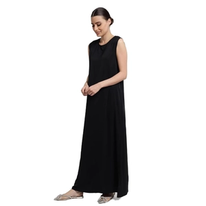 Robe maxi noire sans manches élégante avec col rond et silhouette fluide et lisse