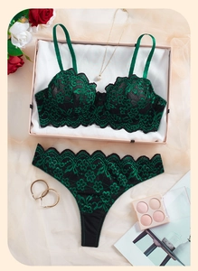 Détail d'un ensemble de lingerie en dentelle florale vert foncé avec soutien-gorge et culotte