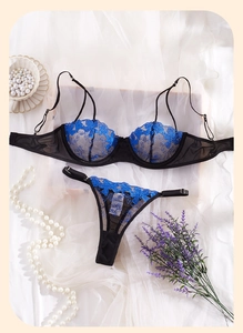 Vue détaillée de la broderie florale bleue sur lingerie en dentelle noire élégante