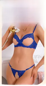 Dettaglio del set lingerie in pizzo blu reale con coppe con ferretto e design con ritagli