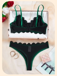 Vue détaillée de l'ensemble de lingerie en dentelle noir et vert en boîte cadeau