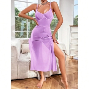 Détail de la robe en maille lilas avec papillons en 3D et fente latérale haute élégante