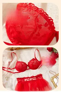 Dettaglio di un set di lingerie in pizzo rosso con ricamo a cuore e fiori