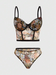 Détail du haut corset à fleurs avec dentelle et ensemble de lingerie en maille assortie
