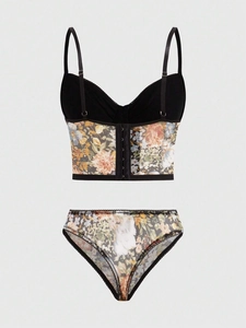 Détails d'un ensemble corset et culotte en maille florale avec agrafes au dos