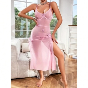 Détail de la robe en tulle rose avec appliques de papillons 3D et fente haute sexy