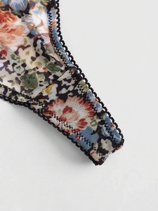Vue macro de maille fleurie vintage avec bordure en dentelle noire sur corset top