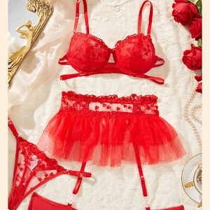 Set di Biancheria Intima Sexy Rossa da Donna Ricamo a Cuore Pizzo Reggiseno con Ferretto Gonnellino Giarrettiera Perizoma Tre Pezzi Top And Bottom