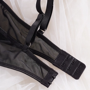 Soutien-gorge brodé en dentelle avec bretelles réglables et agrafage au dos précis