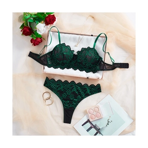 Ensemble de lingerie sexy en dentelle noire et verte brodée dans un coffret cadeau