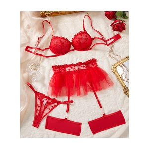 Completo intimo tre pezzi in pizzo rosso con ricamo a cuore e gonna reggicalze in rete
